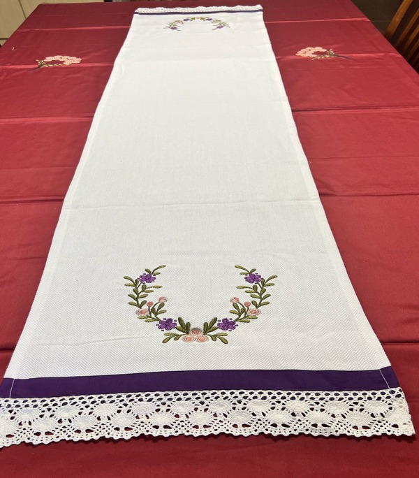 EMBROIDERY TABLE RUNNER  HD820