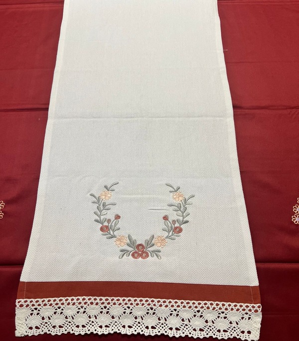 EMBROIDERY TABLE RUNNER HD 821