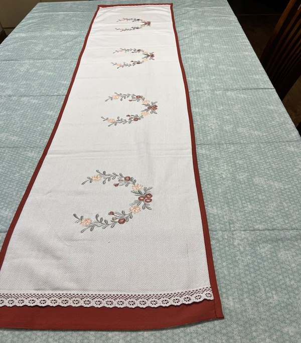 EMBROIDERY BRICK RED PIPING BED/TABLE LINER HD 855